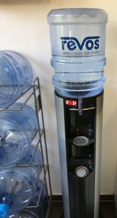 Wasserspender mit Gallonen